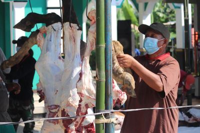 Sering Jadi Salah Kaprah! Ini Hukum Memberikan Daging Kurban Sebagai Upah Jagal