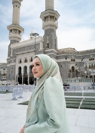 Ungkap Rindu Tanah Suci, Intip Gaya Hijab Linda Anggrea Bernuansa Haramain 2 untuk Idul Adha