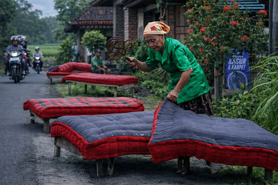 Bukan Jemur Biasa, Tradisi Mepe Kasur Suku Osing Simpan Rahasia Keharmonisan Rumah Tangga