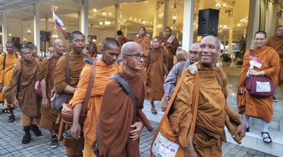 Sentuh Hati Sultan HB X, Perjuangan 57 Biksu Lintas Negara Berjalan 40 Km Per Hari Menuju Borobudur : Tolak Fasilitas Mewah Meski Kaki dijahit