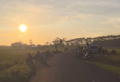 Senja di Pinggir Jalan Desa, Ketika Aspal Menjadi Ruang Nongkrong Baru Anak Muda