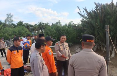 Pimpin Langsung Evakuasi, Kapolres Tanjab Barat Kawal Pencarian Korban Jembatan Runtuh di Sungai Pengabuan
