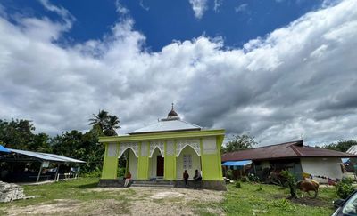 Dompet Dhuafa Berbagi di Pedalaman Pulau Buru, Sebar Hewan Kurban hingga Hadiahi Pendakwah Motor