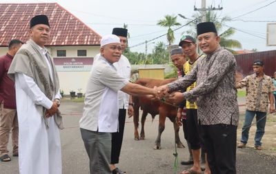 Polres Tanjab Barat Gelar Kurban dan Bagikan Paket Daging ke Masyarakat Sekitar
