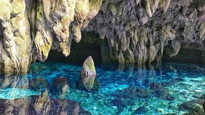 Melihat Keindahan Gua Hawang, Surga Dunia Turun di Maluku