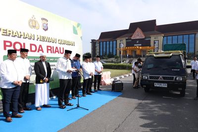 Polda Riau Tebar 195 Hewan Kurban hingga Pelosok Desa, Wakapolda: Wujud Kepedulian untuk Masyarakat