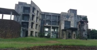 10 Fakta Gedung Cikaroneng Yang Terbengkalai, Usang Termakan Waktu Dengan Cerita Mistisnya