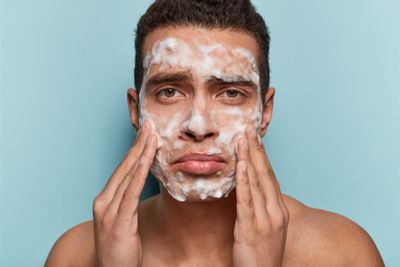 Facial Wash vs Facial Foam untuk Pria, Mana yang Lebih Cocok?