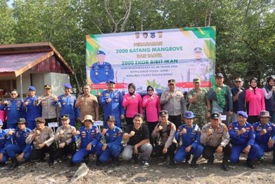 Sambut HUT Bhayangkara ke-80, Ditpolairud Polda Jambi dan Polres Tanjab Barat Tanam 2.000 Mangrove dan Sebar 2.000 Bibit Ikan
