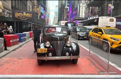 Chevrolet Master 85 1939 Mejeng di Times Square untuk Promo Serial Spider-Noir
