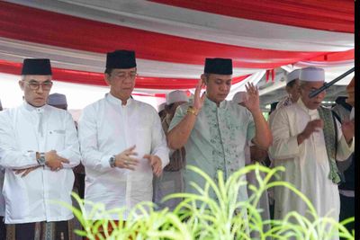 Dekatkan Diri dengan Warga, Plt Bupati Bekasi Sholat Idul Adha di Desa Taman Rahayu