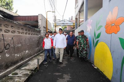 Datangi Lokasi Penyembelihan, Farhan Serahkan Bantuan Kurban kepada Warga Cicadas