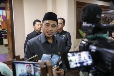 Guru Non-ASN Akan Diberhentikan, Begini Tanggapan Taj Yasin