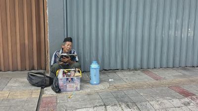 Tunggu Pembeli Sambil Baca Al-Quran, Kakek di Bandung Ini Sedot Perhatian Warganet