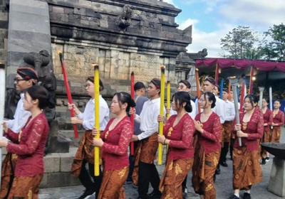 Api Dharma Waisak dari Mrapen Disakralkan di Candi Mendut, Simbol Terang Kebijaksanaan