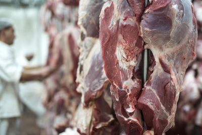 Bolehkah Daging Kurban Dibagikan ke Nonmuslim? Ini Penjelasan Ulama yang Masih Sering Diperdebatkan