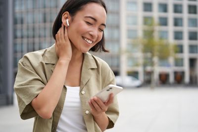 Sering Pakai Earphone Berjam-jam? Kenali Risikonya bagi Telinga