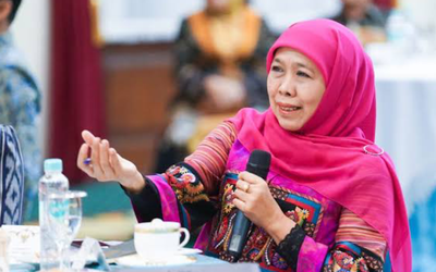 Khofifah Bagikan Sembako dan Zakat Produktif untuk Lansia di Pasar Bentoel Malang