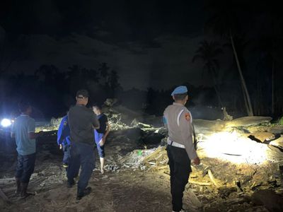 Antisipasi Api Muncul Lagi, Polsek Sawang Lakukan Pendinginan Lokasi Kebakaran Kayu