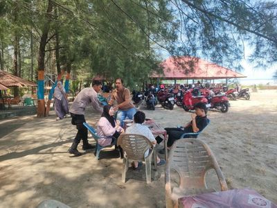 Wisata Pantai Cemara Indah Ramai Saat Idul Adha, Polisi Turun Langsung Amankan Pengunjung