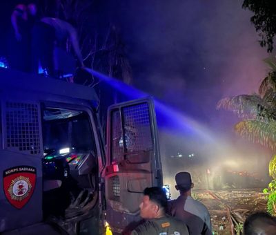 Api Hanguskan Kayu Sisa Banjir di Aceh Utara, Pemadaman Berlangsung Hingga Dini Hari