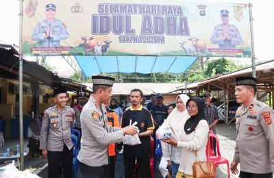 Idul Adha Berbagi: Polres Merangin Distribusikan Ratusan Paket Daging Qurban untuk Warga Desa
