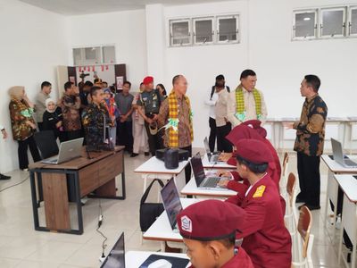 Menkopolkam dan Mendagri Dengarkan Kisah Siswa Sekolah Rakyat Kendari