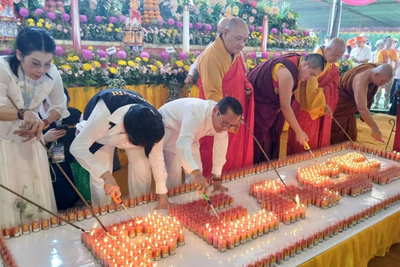 Umat Buddha Nyalakan Pelita Perdamaian dari Api Abadi Mrapen dalam Rangkaian Waisak di Candi Mendut