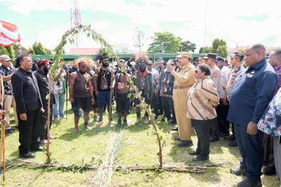 Patah Panah Akhiri Konflik, Ribka Haluk Kawal Perdamaian Adat di Wamena
