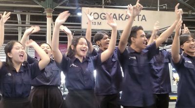 Momen Unik Hari Pancasila di Jogja Hari Ini : Mahasiswa Padus UAJY Kejutkan Penumpang Kereta Lewat Lagu Indonesia Raya Hingga Rungkad