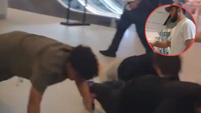 Momen Unik Islam Makhachev Beri Syarat kepada Fans yang Ingin Foto Bersama