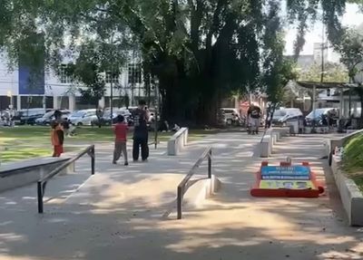 Saat Skateboarder Menambal Sendiri Skatepark Alun-alun Merdeka Malang