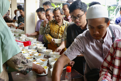 Ubaya Gelar Makan Bersama Gratis, Bagikan 250 Porsi Hidangan Kurban untuk Mahasiswa dan Warga