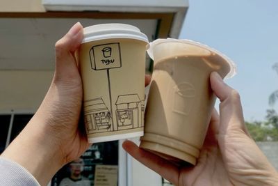 Kenapa Orang Tetap Beli Kopi Rp20 Ribuan Tiap Hari Meski Ekonomi Lagi Sulit?