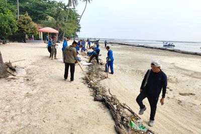 Aksi Keren Sudin LH Bersihkan Jembatan Cinta Pulau Tidung, Bikin Wisata Makin Nyaman!