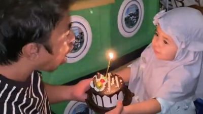 Putri Kecil Siapkan Perayaan Spesial, Reaksi Ayah Saat Diberi Kejutan Bikin Haru