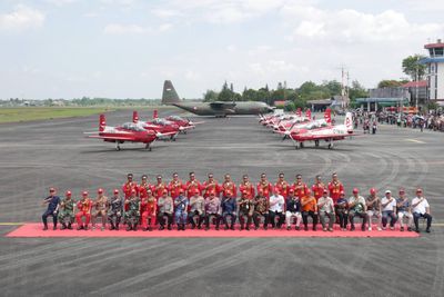 Langit Banjarbaru Membara! Manuver Maut Jupiter Aerobatic Team TNI AU Hipnotis Ribuan Warga Kalsel
