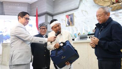 Persib Terima Bonus Rp1 Miliar dari Dedi Mulyadi Usai Raih Hattrick Juara