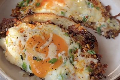 Resep Crispy Chilli Oil Egg Toast, Sarapan 10 Menit yang Bikin Ketagihan