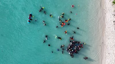 Mahasiswa Manajemen Sumberdaya Perairan UBB Gelar Praktikum Akbar di Pulau Ketawai