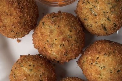 Satu Gigitan Langsung Suka, Resep Garlic Parmesan Cheese Balls Ini Wajib Dicoba