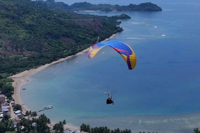 Bukit Dunu Paralayang: Menikmati Hamparan Ilalang dan Sensasi Terbang di Atas Laut Gorontalo
