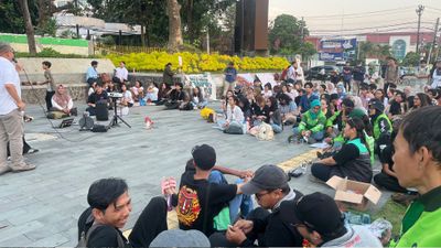 Klakson Bersahut-sahutan Para Pengendara di Bundaran UGM, Simbol Aksi Nyerah Jadi WNI , Eks Rektor UII yang Turun Aksi Itu : Jangan Sepelehkan!