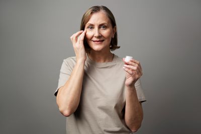 Panduan Urutan Skincare Malam untuk Kulit Usia 40an, Bikin Kulit Sehat Terawat!