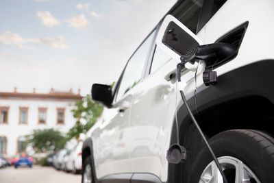 Mobil Hybrid vs Mobil Biasa, Mana Lebih Untung?