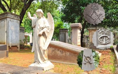 Melihat Lebih Dekat Simbol Freemason dan Ouroboros di Museum Taman Parasasti Jakarta