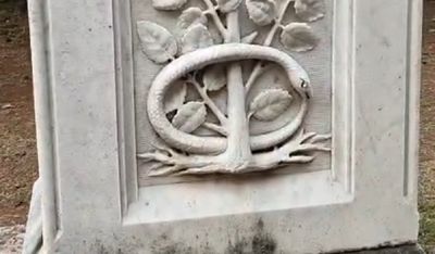 Misteri Simbol Ouroboros Ular yang Mengigit Ekor di Makam Jenderal Belanda J.H.R Kohler di Jakarta