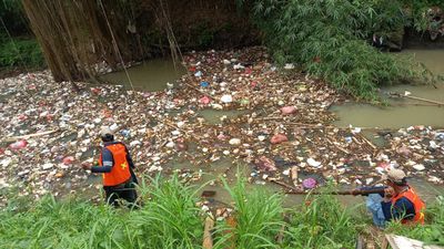 15 Ton Sampah Sumbat Aliran Sungai Cibanten Dievakuasi ke TPA Cilowong Serang