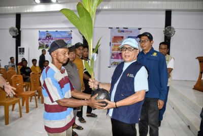 Dorong Hilirisasi Perkebunan, Pemkab Gorontalo Salurkan Ribuan Bibit Kelapa ke Warga