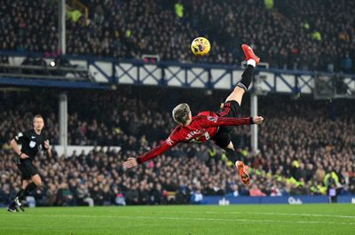 5 Pesepakbola yang Paling Sering Lakukan Tendangan Salto, Siapa Saja?